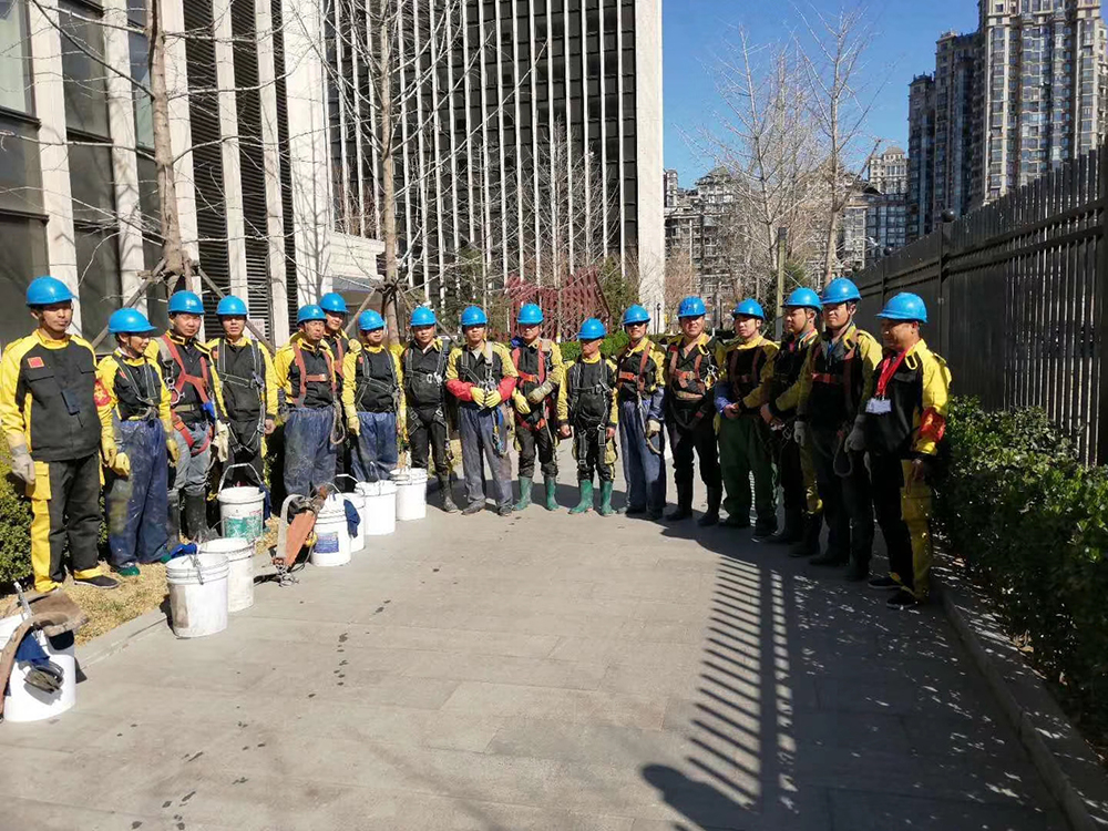 河南康順佳：用環(huán)?？萍际刈o(hù)高樓潔凈(大樓清洗)，20 年大樓清洗專業(yè)沉淀